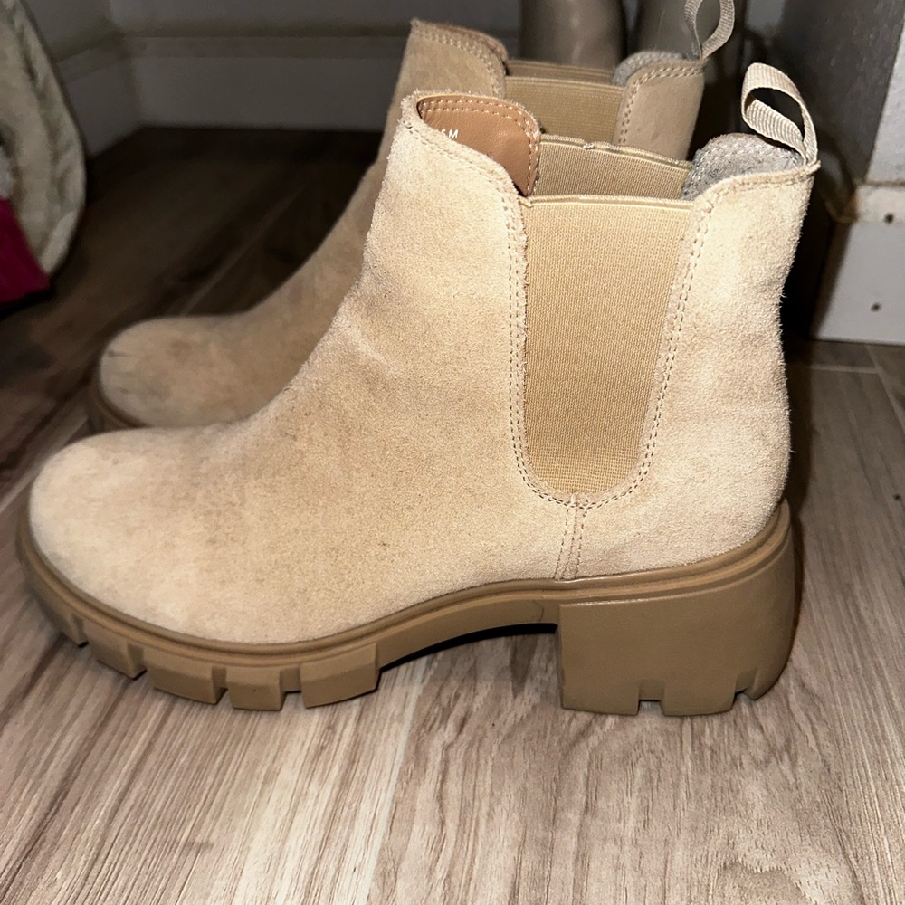 Steve Madden Beige Suede Chelsea Lug-Heel Ankle Boots - Picture 3 of 6